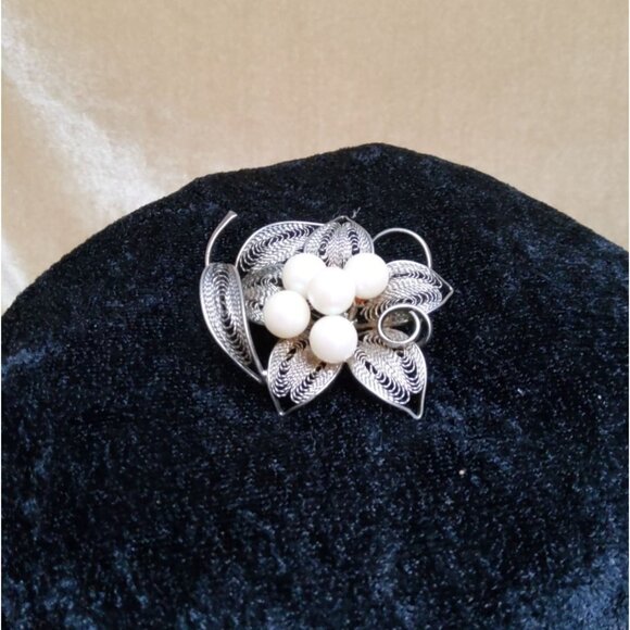 vintage silver tone fine fillegree open mesh faux pearls brooch - Picture 3 of 4